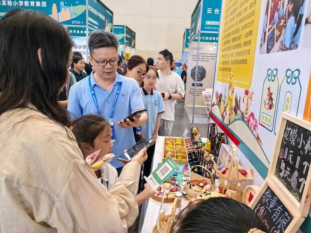 郑州经开区肖庄小学校本课程闪耀省教博会非遗 “蒸”服全场