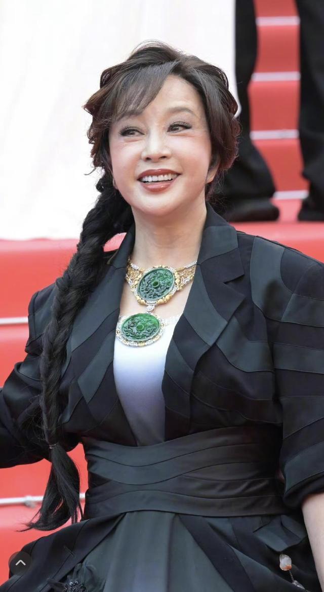 刘晓庆回应现金和珠宝被偷:拿去吧 网友：还是庆奶家底厚啊