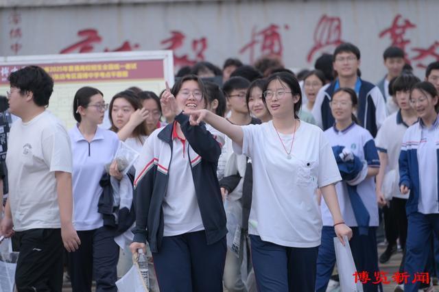 高考最后一场考试结束前家长拿花等候 温情守望考生