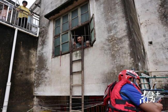 小孩高烧众人洪水中接力送医 爱心传递生命希望