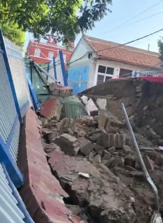 学校围墙倒塌祖孙被砸身亡孕妇受伤