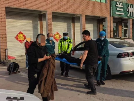男子驾车途中身体不适交警及时救助！