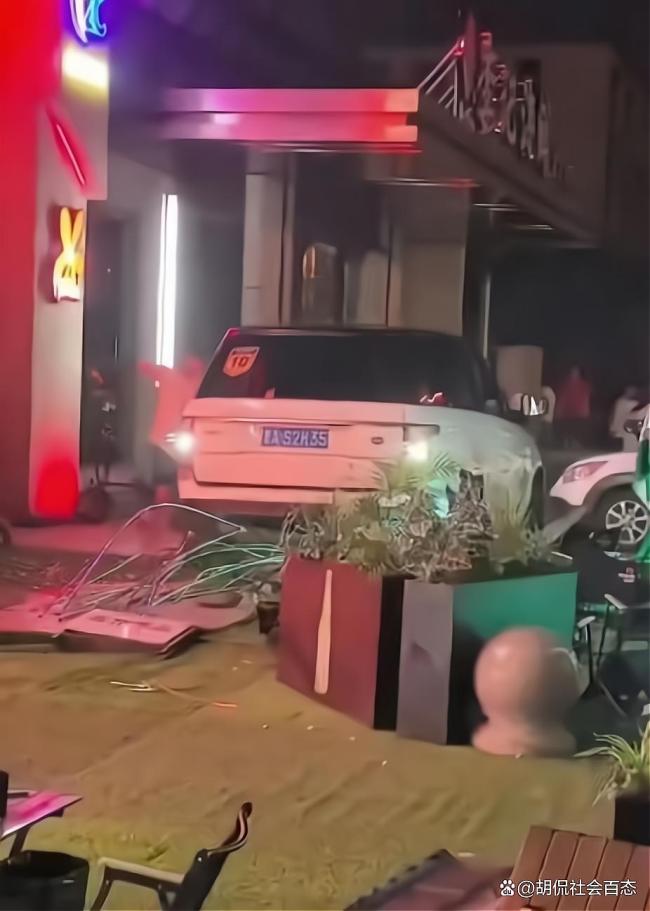太原一路虎车横冲直撞 路人纷纷避让