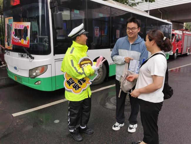 985博士211硕士交警给考生加油 梦想启航