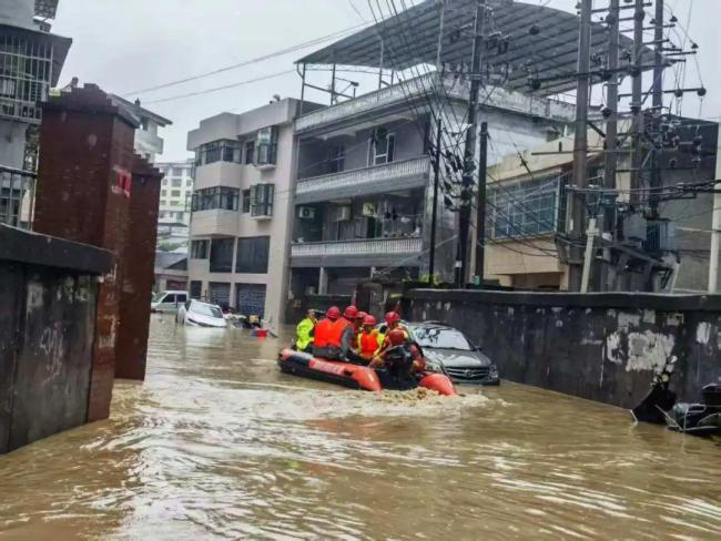 暴雨侵袭多地 消防救援队伍在行动