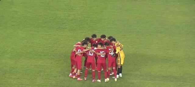 U16国足疯狂庆祝！全队欢呼雀跃，举国旗致敬，对手主帅盛赞 逆转胜利振奋人心