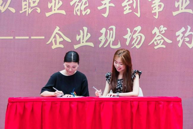 用四场银发婚礼完成毕业答辩 传承与创新的婚庆实践