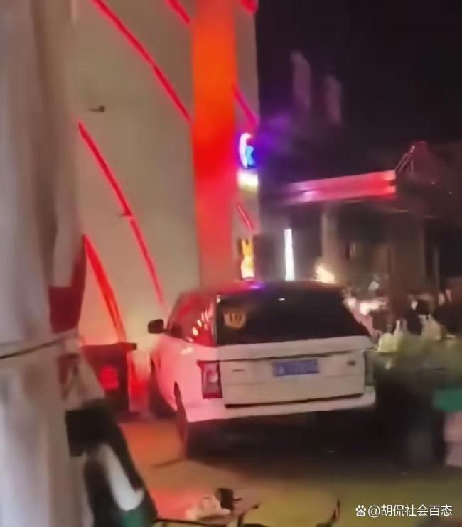 太原一路虎车横冲直撞 路人纷纷避让 危险驾驶引热议