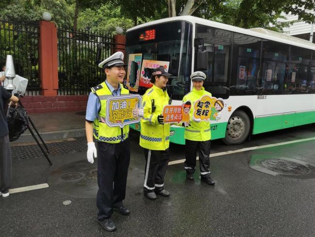 985博士211硕士交警给考生加油 梦想启航