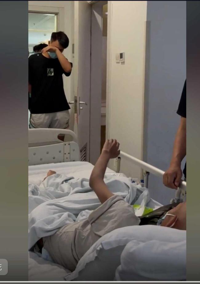 同学在病房外举牌探望的男生去世 17岁战士勇敢抗争至最后一刻