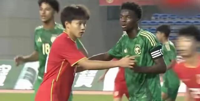 U16国足疯狂庆祝！全队欢呼雀跃，举国旗致敬，对手主帅盛赞 逆转胜利振奋人心