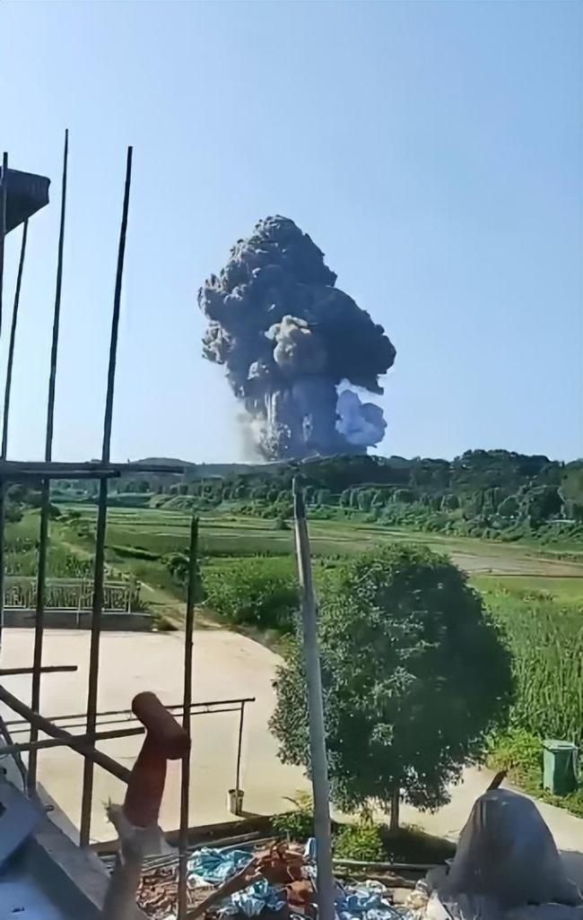 湖南一鞭炮厂爆炸 现场黑烟滚滚