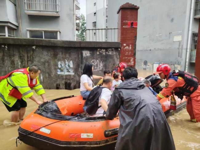 暴雨侵袭多地 消防救援队伍在行动 争分夺秒守护生命