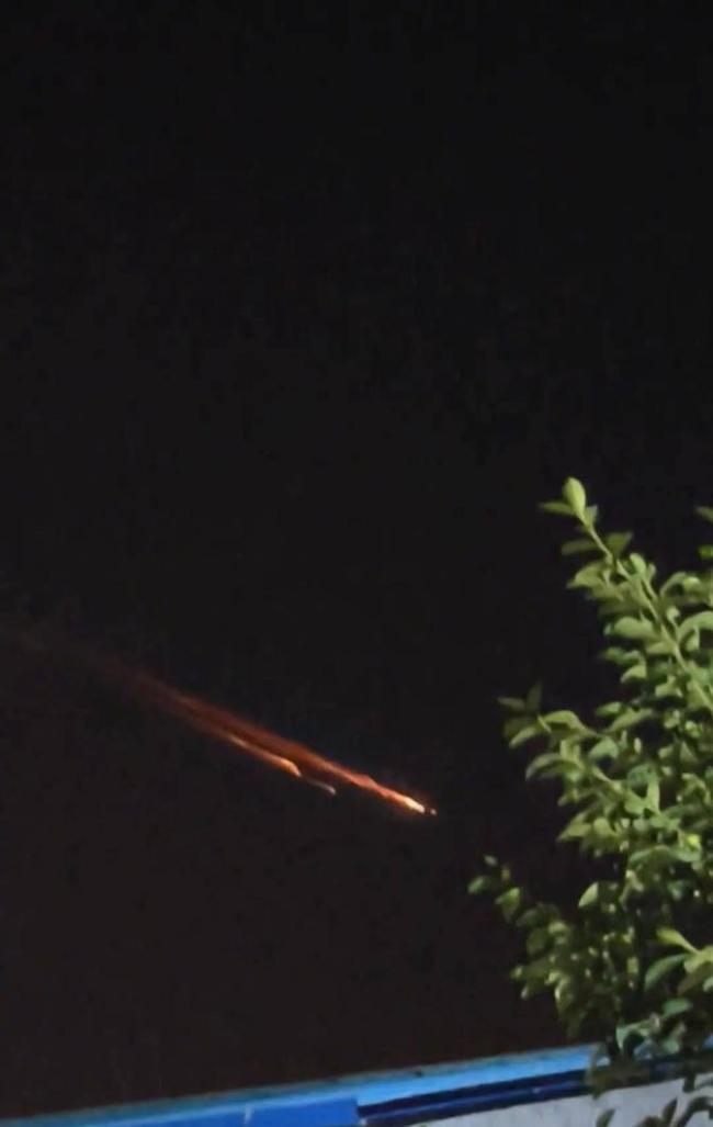 安徽网友称夜空中有不明飞行物飞过