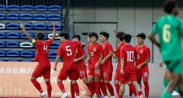 U16国足疯狂庆祝！全队欢呼雀跃，举国旗致敬，对手主帅盛赞 逆转胜利振奋人心