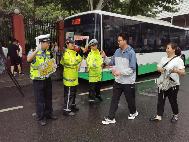 985博士211硕士交警给考生加油