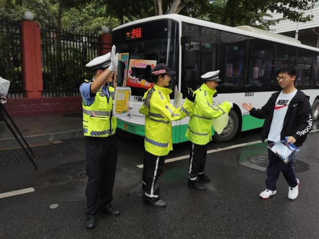 985博士211硕士交警给考生加油 梦想启航
