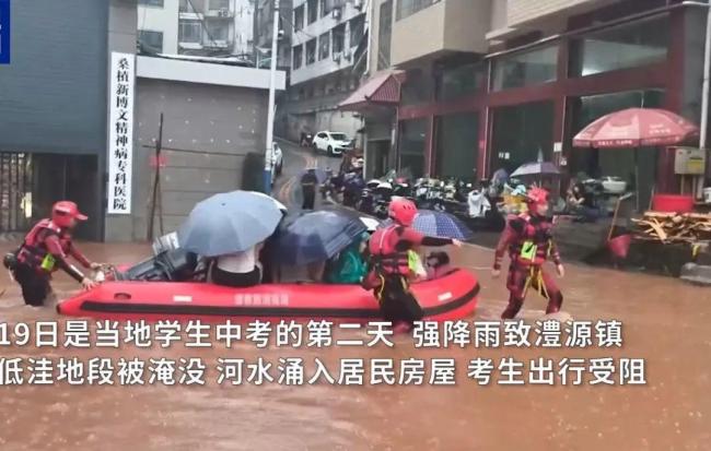 暴雨侵袭多地 消防救援队伍在行动 争分夺秒守护生命