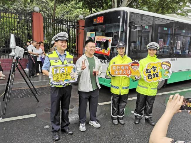 985博士211硕士交警给考生加油 梦想启航