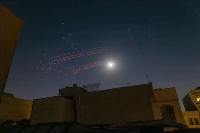 留学生称无人机在伊朗楼顶上空爆炸：4天几乎没合眼，看到五星红旗很激动