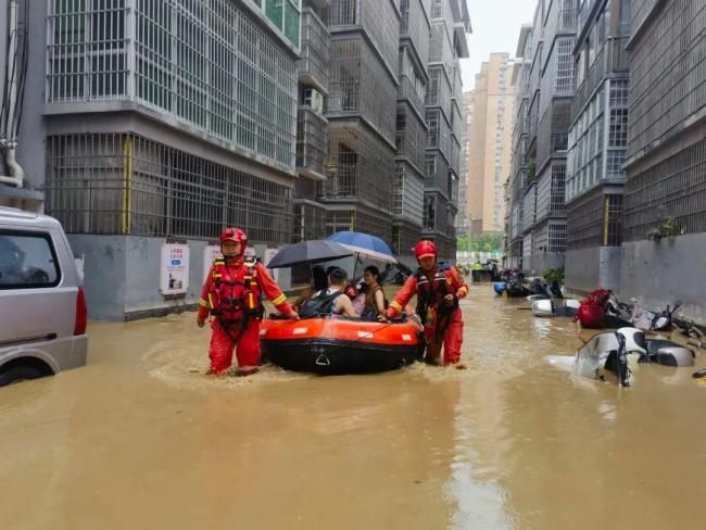 暴雨侵袭多地 消防救援队伍在行动 争分夺秒守护生命