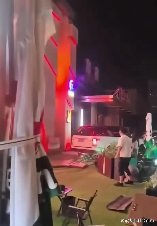 太原一路虎车横冲直撞 路人纷纷避让 危险驾驶引热议