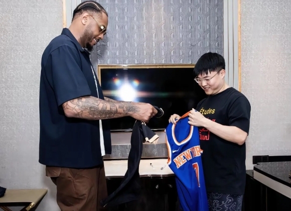 安东尼祝贺Uzi入选名人堂 兄弟情深