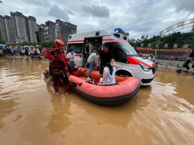广东怀集县洪水 超18万人受灾救援紧张进行