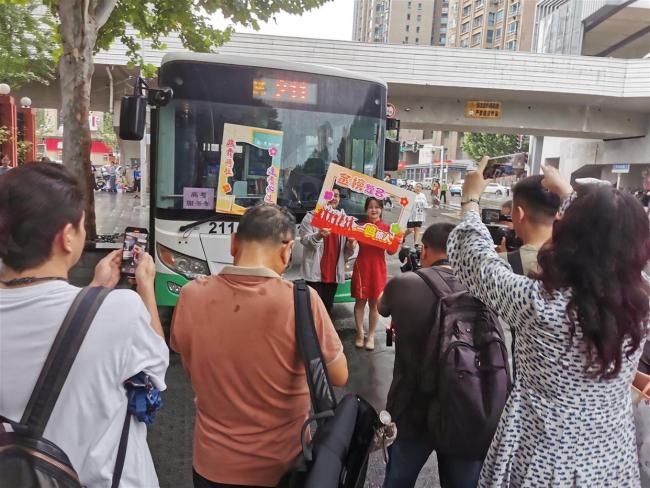 985博士211硕士交警给考生加油 梦想启航