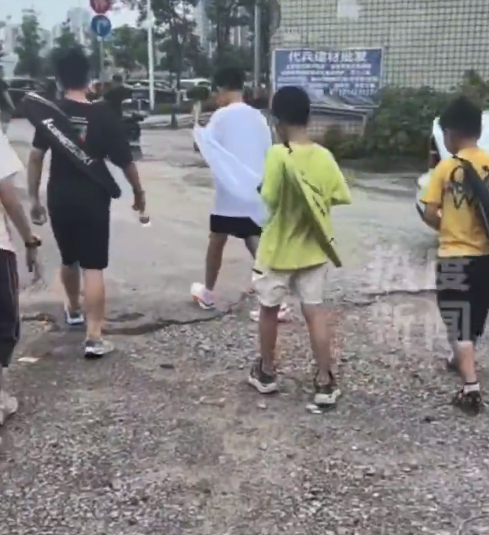 女子找一群小孩当羽毛球搭子 ​网友：小孩局，准时事少A钱快！