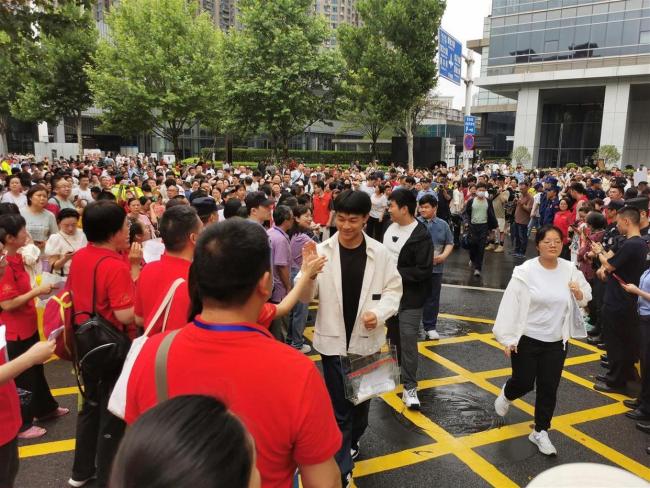 985博士211硕士交警给考生加油 梦想启航