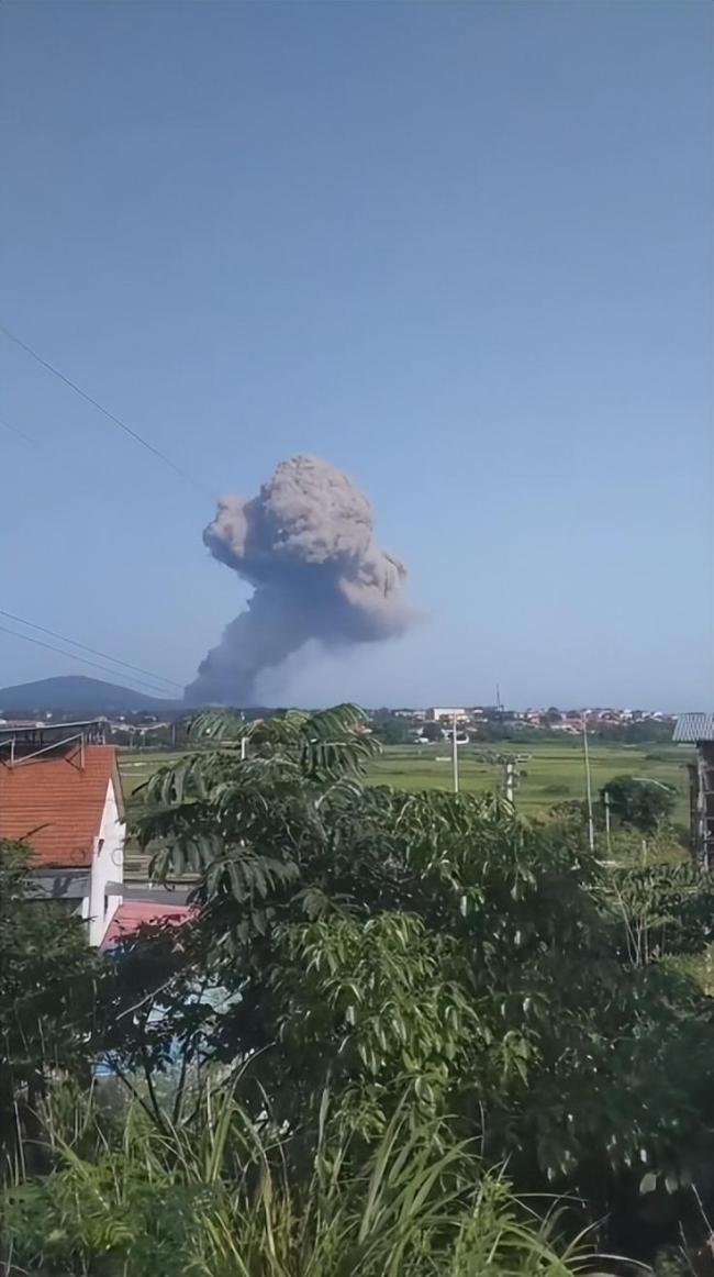 湖南一鞭炮厂爆炸 现场黑烟滚滚 多部门紧急响应