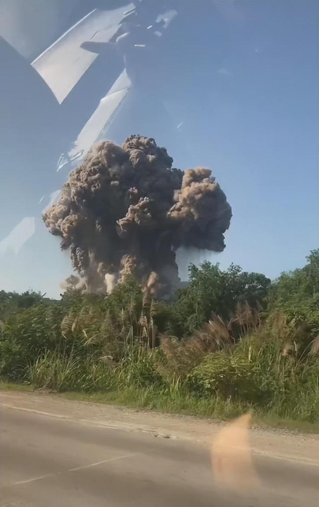 湖南一鞭炮厂爆炸 现场黑烟滚滚 多部门紧急响应
