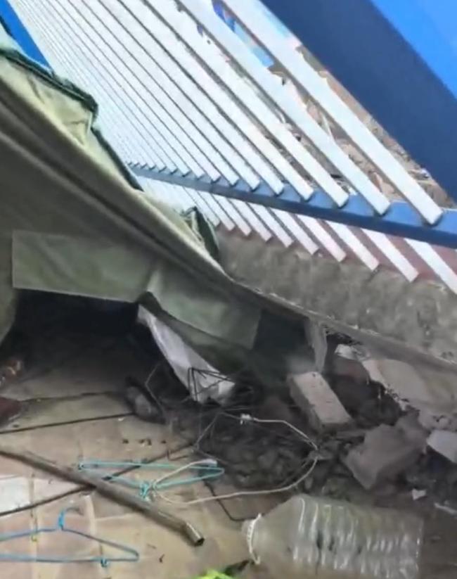 学校围墙倒塌祖孙被砸身亡孕妇受伤 暴雨大风酿悲剧