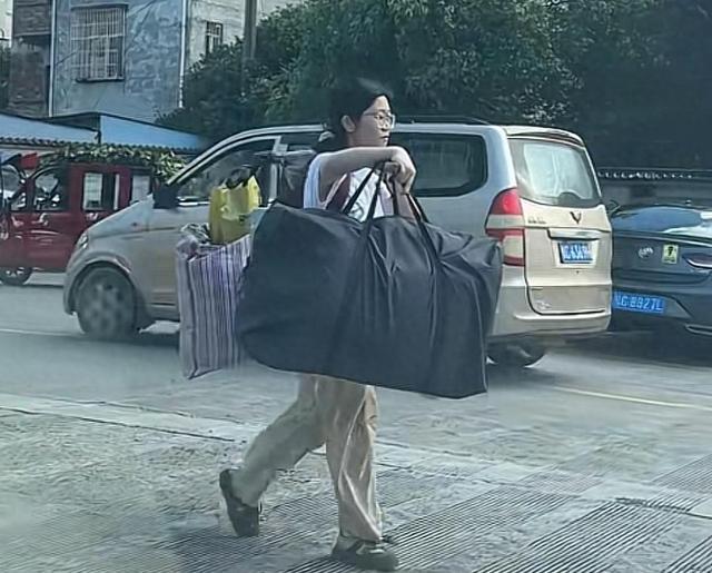 男子用AI冒充“扁担女孩”牟利，换来拘留所里过十日