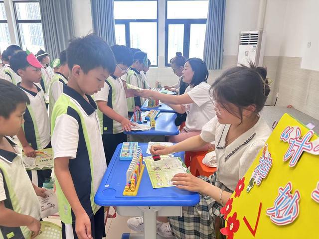 管城回族区果园路小学开展低年级多学科无纸测评活动