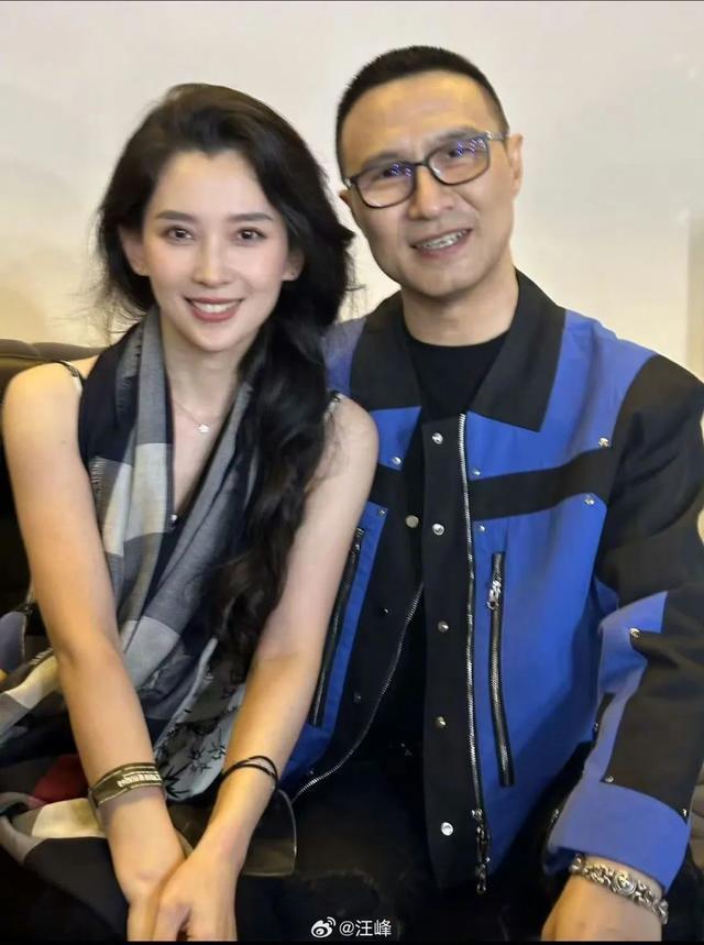 汪峰称与宁静牵手是节目需要，深夜晒出女友森林北合照：我俩好着呢！