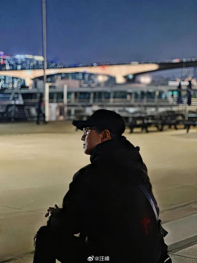 汪峰称与宁静牵手是节目需要，深夜晒出女友森林北合照：我俩好着呢！