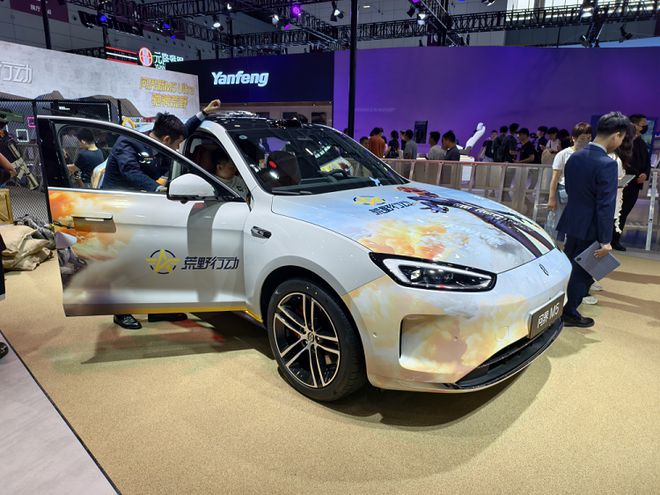 问界M5联名《荒野行动》？2025粤港澳车展，这辆“载具”有点意思