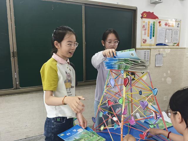 郑州市中原区澜景小学科创节收官：“澜精灵”创意无限