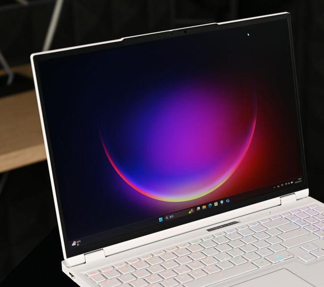 机械革命耀世16Ultra：长江存储PC411固态硬盘加持下的性能魔兽