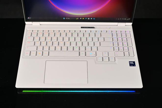 机械革命耀世16Ultra：长江存储PC411固态硬盘加持下的性能魔兽
