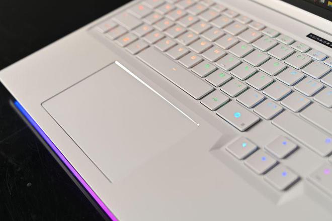 机械革命耀世16Ultra：长江存储PC411固态硬盘加持下的性能魔兽