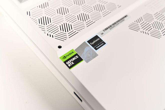 机械革命耀世16Ultra：长江存储PC411固态硬盘加持下的性能魔兽