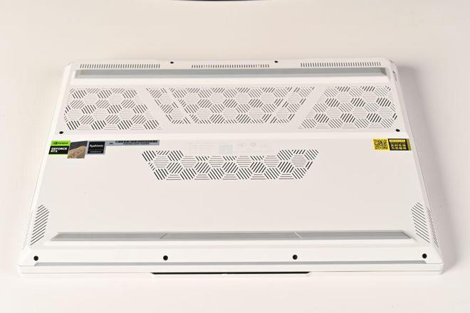 机械革命耀世16Ultra：长江存储PC411固态硬盘加持下的性能魔兽