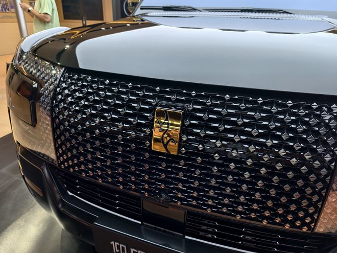 24K金车标、全新配色！仰望U8L重新定义奢华硬派SUV！
