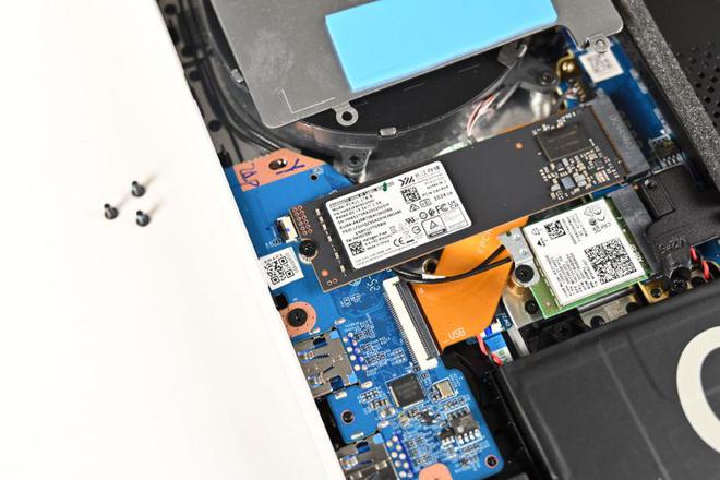 机械革命耀世16Ultra：长江存储PC411固态硬盘加持下的性能魔兽