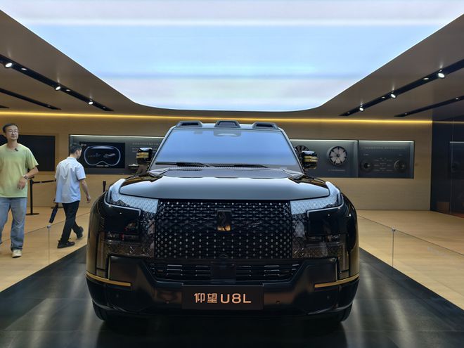 24K金车标、全新配色！仰望U8L重新定义奢华硬派SUV！