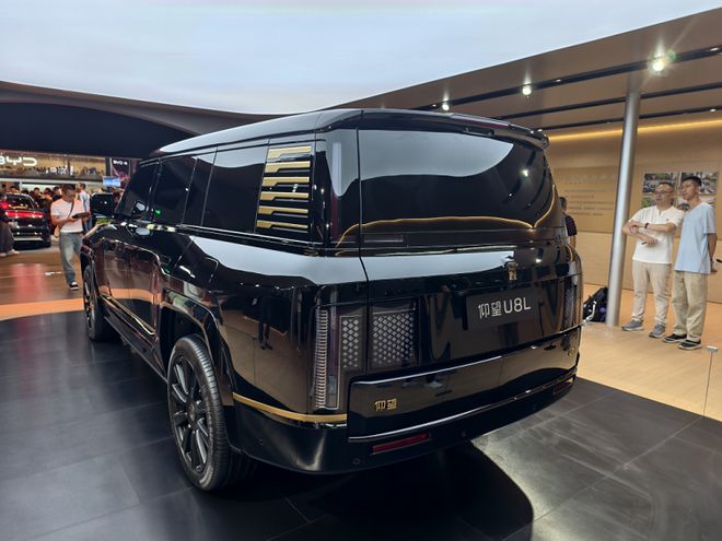 24K金车标、全新配色！仰望U8L重新定义奢华硬派SUV！