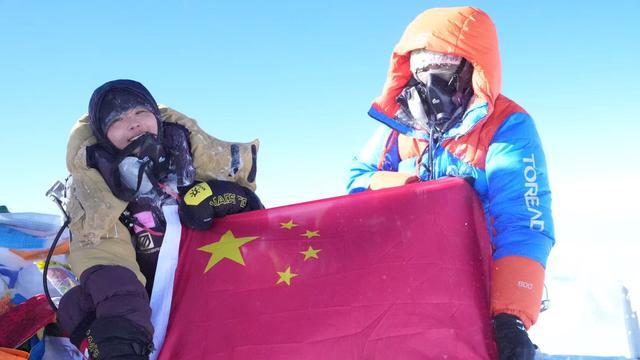来自8848.86米的祝福！第三次登顶珠峰女子为考生加油